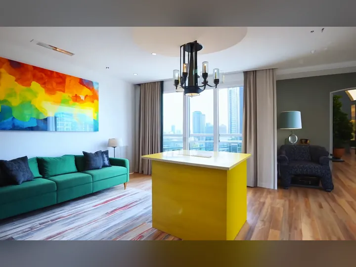 Cover image for the article: Chicago Apartment Hunting: Where Your Wallet Goes to Die (But in a Fun Way)