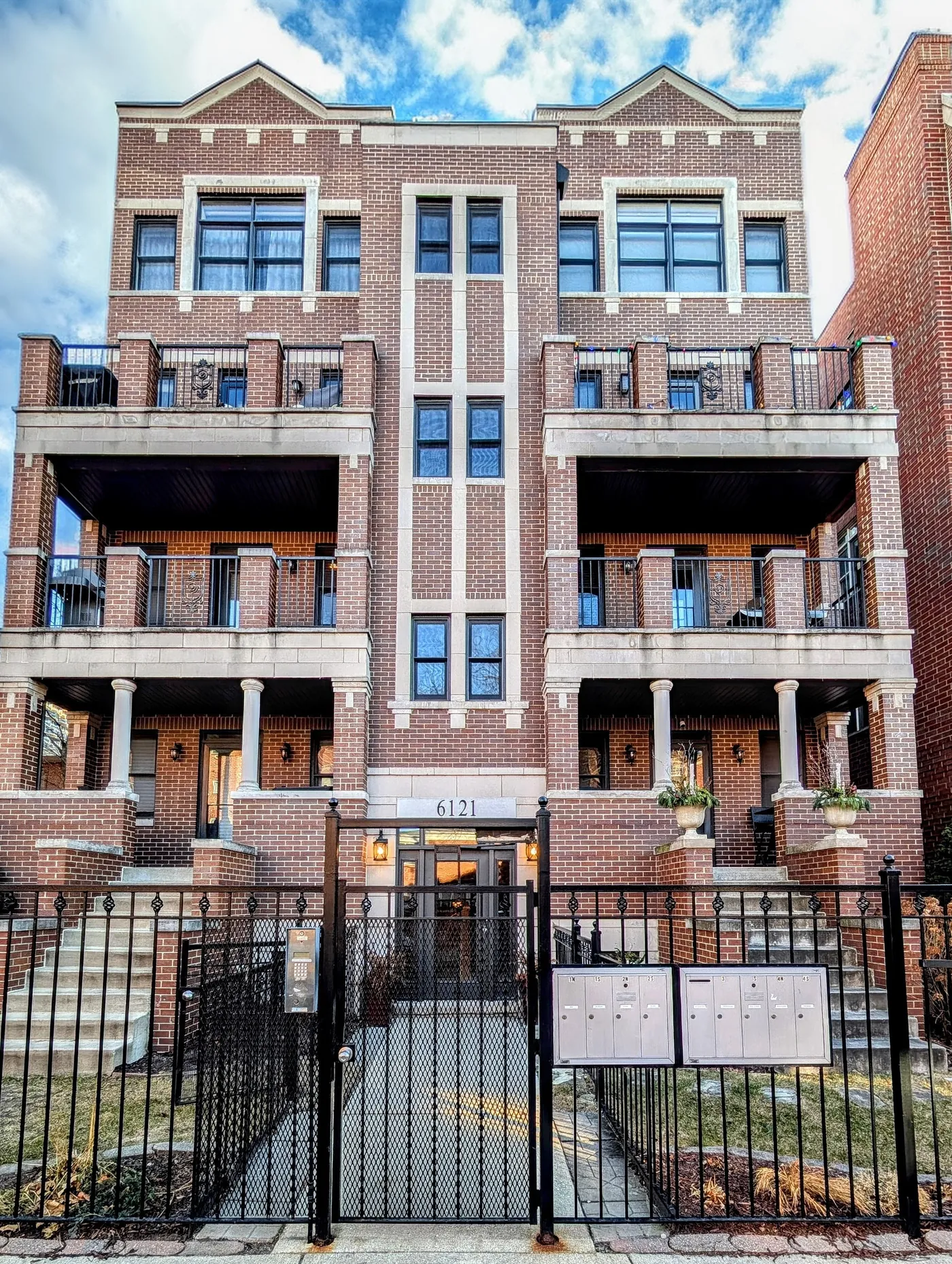 Illustration for: New Listing: 6121 N Winthrop Ave Unit 2N, Chicago, IL 60660